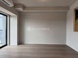 シーズンフラッツ大森北三丁目 開放的な窓から光が差し込むリビングダイニング