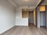 シーズンフラッツ大森北三丁目 木目調フロアのリビングダイニングと開口部から見たキッチン