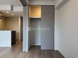 シーズンフラッツ大森北三丁目 リビングから見たクローゼットと奥の洗面空間