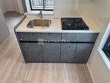シーズンフラッツ大森北三丁目 シンク、ガスコンロ、収納がそろったコンパクトなキッチン