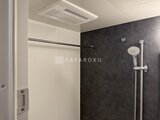 シーズンフラッツ大森北三丁目 モダンなシャワーブースと浴室暖房乾燥機が備わったバスルーム