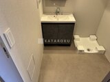 シーズンフラッツ大森北三丁目 洗面台と洗濯機置き場が備わったコンパクトな洗面スペース