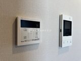 シーズンフラッツ大森北三丁目 壁に設置された給湯器と浴室リモコンパネル