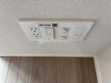 シーズンフラッツ大森北三丁目 天井に設置された複数の電源とスイッチ、換気口が整備された様子