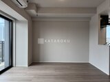 シーズンフラッツ大森北三丁目 大きな窓から採光を取り込む、明るいリビングダイニング空間