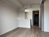 シーズンフラッツ大森北三丁目 オープンな間取りのリビングダイニングと廊下が続く空間