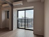 シーズンフラッツ大森北三丁目 大きな窓からバルコニーの眺望が広がるリビングダイニング