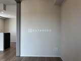 シーズンフラッツ大森北三丁目 開放的な仕切り戸を備えたリビングと寝室の間取り