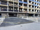 シーズンフラッツ大森西 建物正面から見た駐車場と現代的なファサードの様子