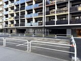 シーズンフラッツ大森西 駐車場から見た建物外観とエントランス部分