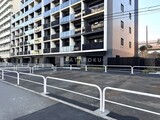 シーズンフラッツ大森西 駐車場から見た建物正面と整備されたエントランスアプローチの様