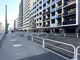 シーズンフラッツ大森西 前面道路から見たモダンな外観と駐車場の様子