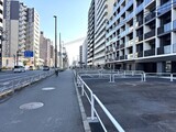 シーズンフラッツ大森西 前面道路から見た建物と周辺街並みの様子