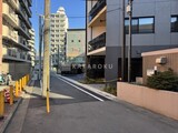 シーズンフラッツ大森西 前面道路から見た建物外観と周辺街並み