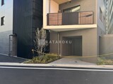 シーズンフラッツ大森西 前面道路から見た建物エントランス付近の外観