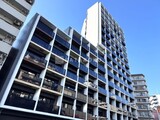 シーズンフラッツ大森西 青空を背景にした建物の外観、モダンなデザインのマンション