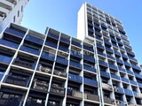 シーズンフラッツ大森西 青空を背景にした建物の低層部から上層部まで見上げた外観