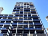 シーズンフラッツ大森西 青空に映えるモダンな造りの建物外観