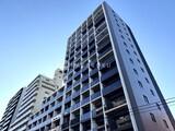 シーズンフラッツ大森西 青空を背景に建つ地上11階の落ち着いた色合いのマンション外観