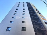 シーズンフラッツ大森西 白いタイル張りの外壁に統一感のあるマンション外観