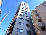 シーズンフラッツ大森西 快晴の空を背景にした建物の外観と周辺風景