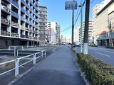 シーズンフラッツ大森西 周辺の街並みと前面道路から見た建物外観