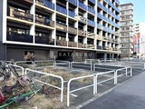 シーズンフラッツ大森西 駐輪場と建物外観、モダンな共有施設の様子