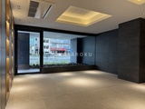 シーズンフラッツ大森西 モダンな建具と間接照明が落ち着いた印象のエントランスホール