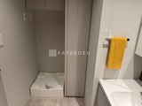 シーズンフラッツ大森西 洗面台横に設けた明るいバスルーム空間