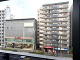 シーズンフラッツ大森西 商業施設と居住棟が立ち並ぶ街並みから見た建物の外観