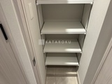 シーズンフラッツ大森西 白い棚板が3段付いたシンプルな壁面収納スペース