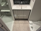 シーズンフラッツ大森西 モダンな洗面台と落ち着いた色合いの収納が備わった洗面室