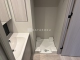 シーズンフラッツ大森西 白を基調とした洗面台とシャワーブースがある浴室空間