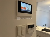 シーズンフラッツ大森西 キッチン壁面に設置されたモニター付きリモコンと給湯器操作パネ