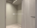 シーズンフラッツ大森西 明るい照明が行き届いた、ゆとりのある玄関収納スペース