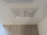 シーズンフラッツ大森西 天井に設置された複数のコンセントと照明スイッチ