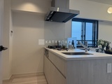 シーズンフラッツ大森西 開放的な窓からの採光が心地よいモダンキッチン