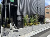 コンフォリア・リヴ大崎 前面道路から見たモダンな建物外観と整備された玄関アプローチ