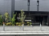 コンフォリア・リヴ大崎 モダンな建物外観と植栽が調和したエントランス前の様子
