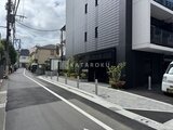 コンフォリア・リヴ大崎 モダンな建物と周辺の落ち着いた街並みが調和する前面道路の様子