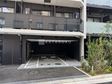 コンフォリア・リヴ大崎 機械式駐車場完備の落ち着いた印象の建物外観