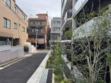 コンフォリア・リヴ大崎 緑を配置したアプローチから見た建物外観と周辺環境