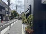 コンフォリア・リヴ大崎 緑を配したモダンな建物外観と整備された前面道路の様子