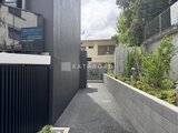 コンフォリア・リヴ大崎 建物側面から見たアプローチ通路と周辺環境の様子