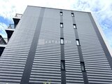 コンフォリア・リヴ大崎 青空を背景にした建物の外観と左側のバルコニー
