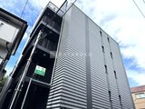 コンフォリア・リヴ大崎 青空を背景に、横縞模様が特徴的なモダンな建物外観