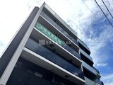 コンフォリア・リヴ大崎 明るい空を背景にした、モダンなデザインの建物外観