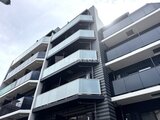 コンフォリア・リヴ大崎 モダンな外観の建物にバルコニーが規則的に並ぶ様子