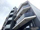 コンフォリア・リヴ大崎 モダンなバルコニー付きの建物外観を下から見上げた様子