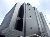 コンフォリア・リヴ大崎 モダンなデザインのマンション外観と明るい空